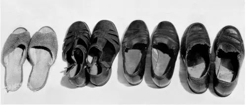 △甚至脚下穿的每一双鞋，也都非常破旧