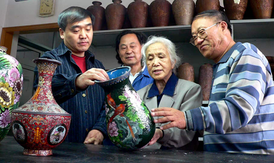     钱美华（左三）与3位亲传弟子钟连盛（左一）、米振雄（左二）、戴嘉林（右一）。 北京市珐琅厂供图