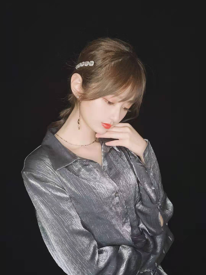 nba主播小七晒美照,肤白貌美,身材苗条有型,比美娜更漂亮!