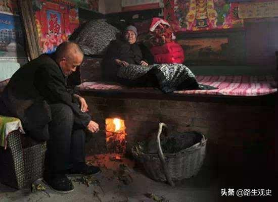 天冷啊!还记得北方的土炕吗?新疆人为什么不住土炕,用火墙?