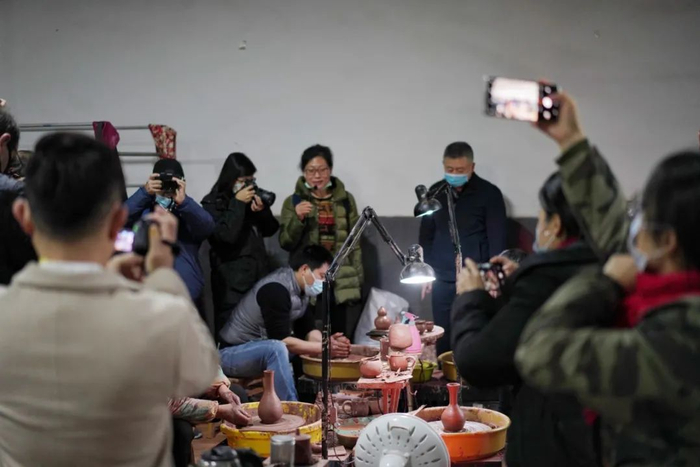 制陶师傅现场制坯 罗嘉 摄