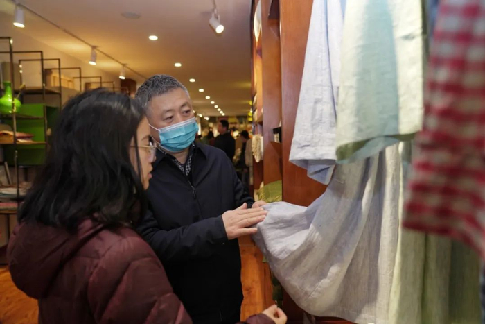 现场观看夏布成品 罗嘉 摄