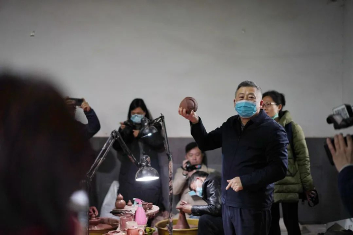 驻华外籍记者了解制陶工艺  罗嘉 摄