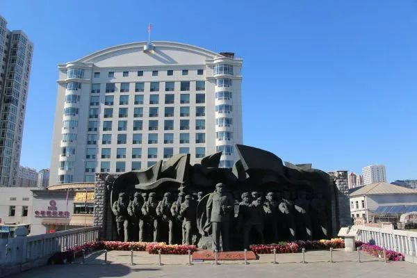 ▲鸭绿江断桥桥头《为了和平》雕塑。 田宝剑/摄