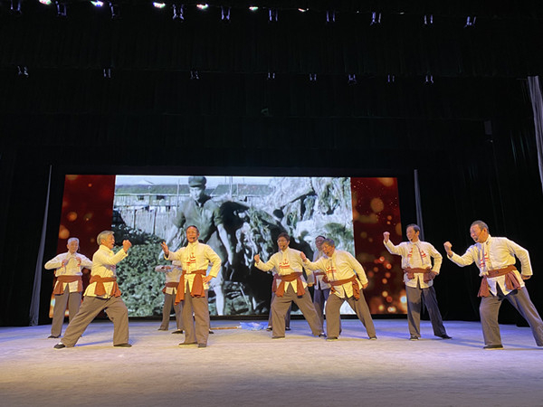 图说：震撼的上海港劳动号子表演。