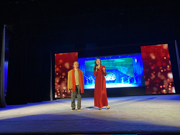 图说：侯小声（左）在音乐会现场。