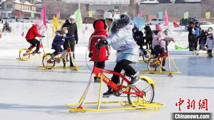 市民在玩冰上自行车黑龙江省体育局提供