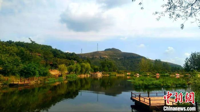 资料图：图为“树上村庄”山水相映的景象。　吴西来 摄