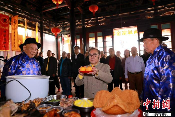 图为厦门江夏堂黄氏宗亲会会长黄伟煌主持祭祀。　李思源 摄