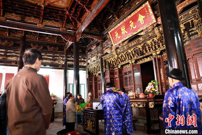 图为两岸黄氏宗亲冬至祭祖现场。　李思源 摄