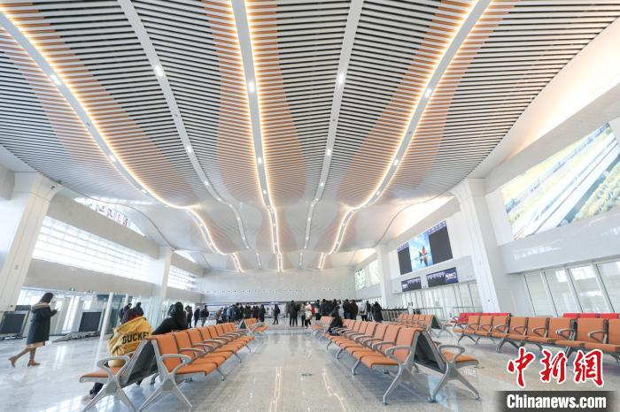 图为固安东站。　中新社记者 贾天勇 摄