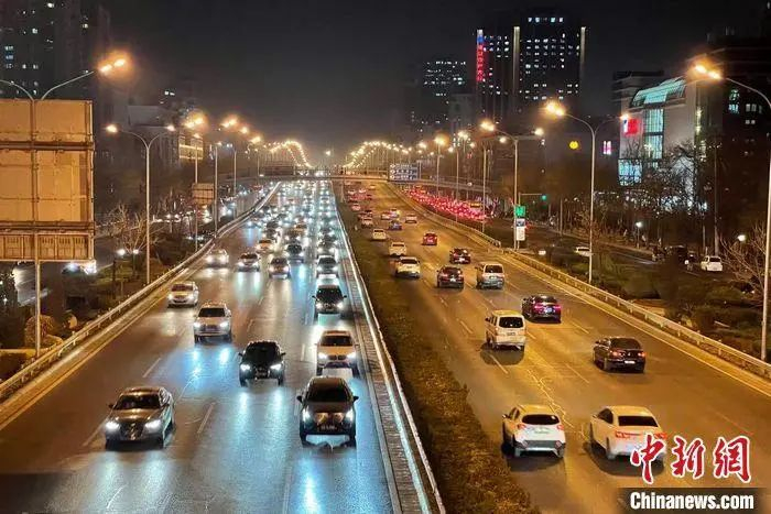 北京城市道路上行驶中的汽车。中新网记者 程春雨 摄