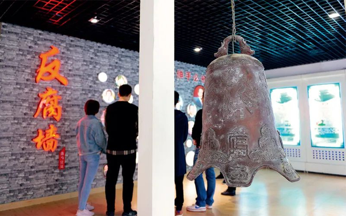 ▲ 党员干部在福州市闽清县反腐倡廉警示教育中心参观（2019年12月17日摄）贺灿铃摄/ 《瞭望》新闻周刊