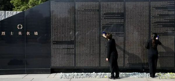 ▲沈阳抗美援朝烈士陵园工作人员在擦拭烈士英名墙。 姚剑锋/摄