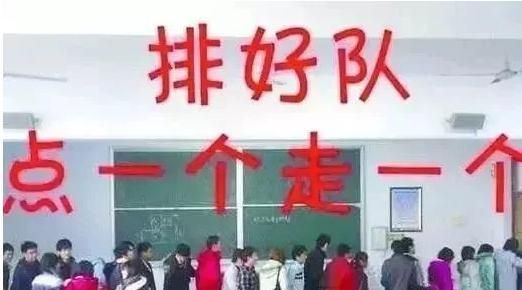 大学老师课堂“花式点名”,防翘课使浑身解数,学生表示不服不行
