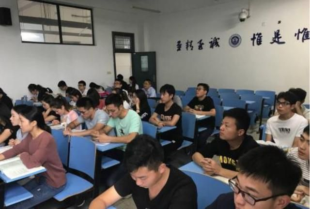 大学老师课堂“花式点名”,防翘课使浑身解数,学生表示不服不行