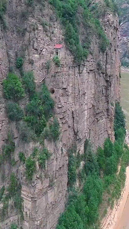 黄河岸边惊现高山峭壁小屋,这哥们是真敢设计