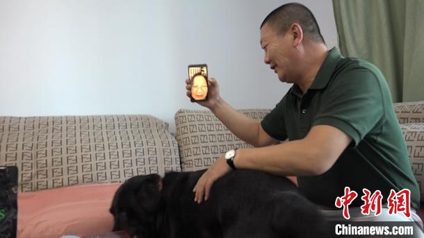 图为身在呼和浩特的王东与身在台湾的爱人余可馨进行视频通话。　马知远 摄