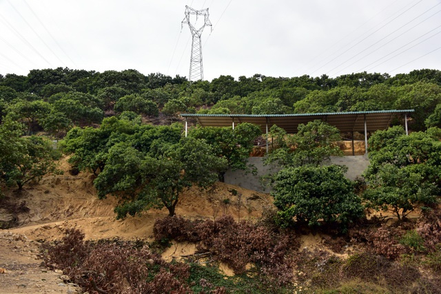 观音山国家森林公园内山体裸露，有水土流失的痕迹。摄影/章轲