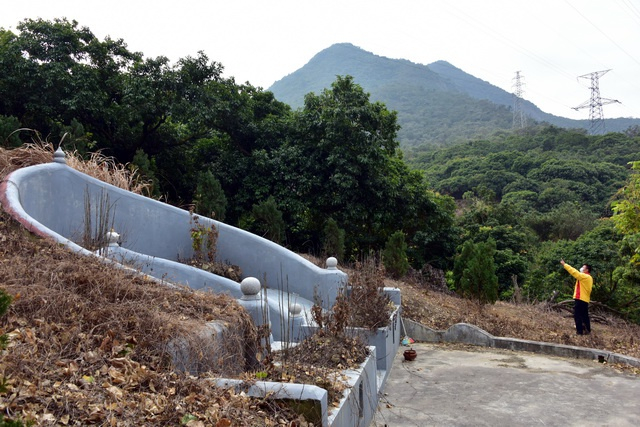 观音山国家森林公园内一处毁林约300平方米违规建设的豪华坟墓。摄影/章轲