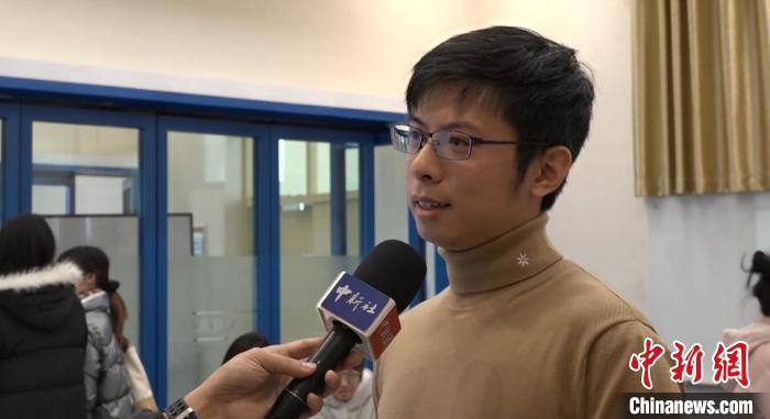 张礼骏在接受中新社记者采访 张践 摄