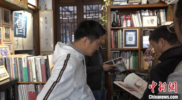  “未觉书屋”发起人杨冬野在与读者互动 张践 摄