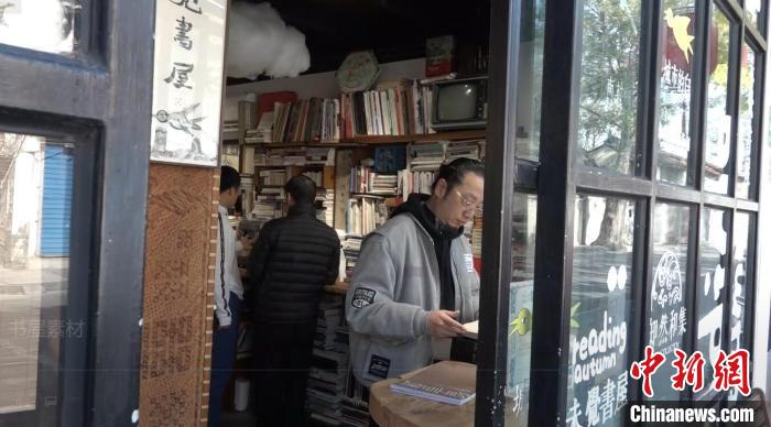  读者在“未觉书屋”阅读 张践 摄