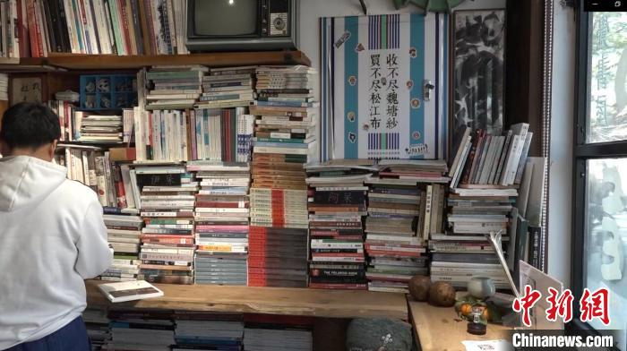  “未觉书屋”书架上的书 张践 摄