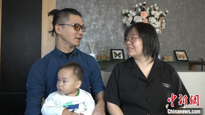 图为台胞杨子颉与爱人王颖在接受采访时与13个月大的儿子合影。　马知远 摄