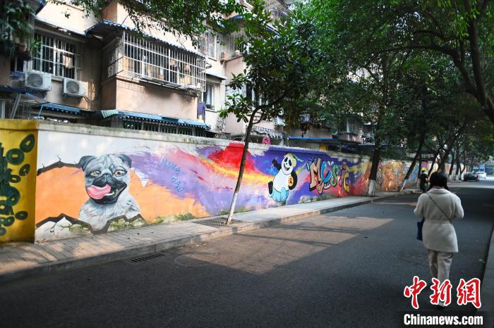 涂鸦街一角。　安源 摄
