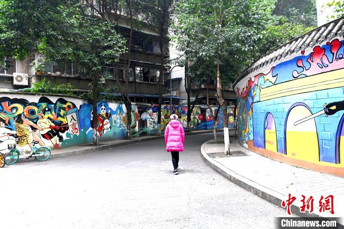 涂鸦街一角。　安源 摄