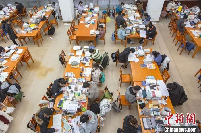 资料图：在南昌大学图书馆自习室内，考生正在紧张复习。刘力鑫 摄