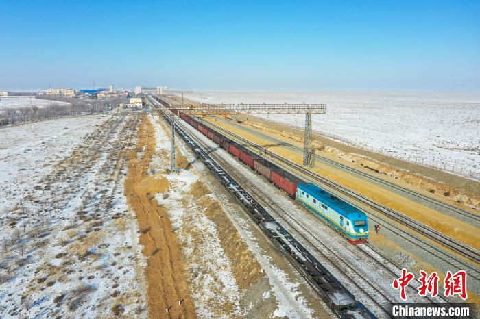 &nbsp;&nbsp;&nbsp;&nbsp;图为二连出入境边防检查站铁路货运执勤现场。　郭鹏杰　摄