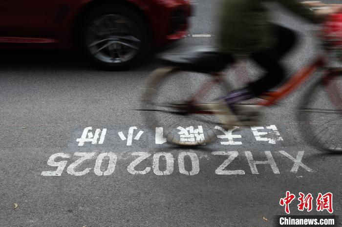  停车场每个泊位都注明文字标识“白天限1小时”。　张亨伟 摄