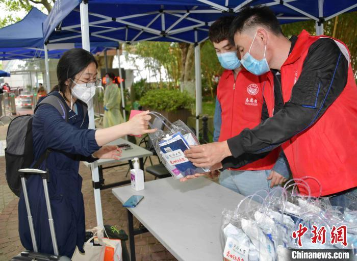 资料图：返校学生领取爱心防疫包。同济大学供图