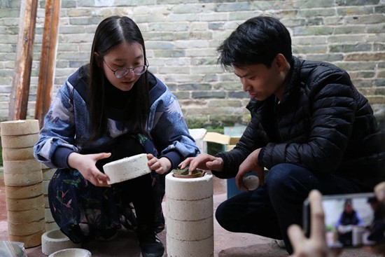 屠金歌（左）和匠人在沟通工艺流程。照片由受访者提供