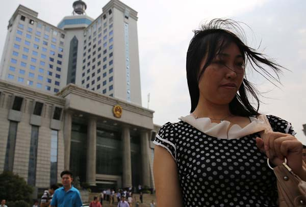 2013年07月15日，唐慧在法院外。 CFP 图