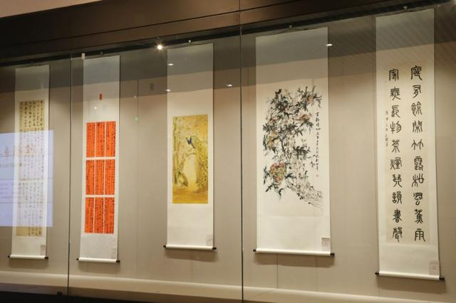 李志豪)博物馆展览厅大门一打来,一幅幅古风悠然,新意别致的书画作品"