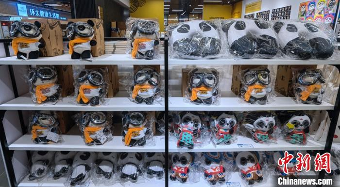 服务区设计可爱的“大熊猫”文创产品。　刘忠俊 摄