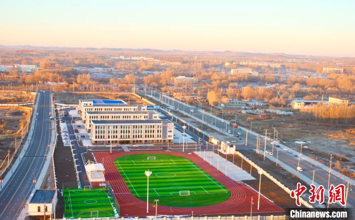     乌兰浩特“白鹭学校”航拍图　史家铭　摄