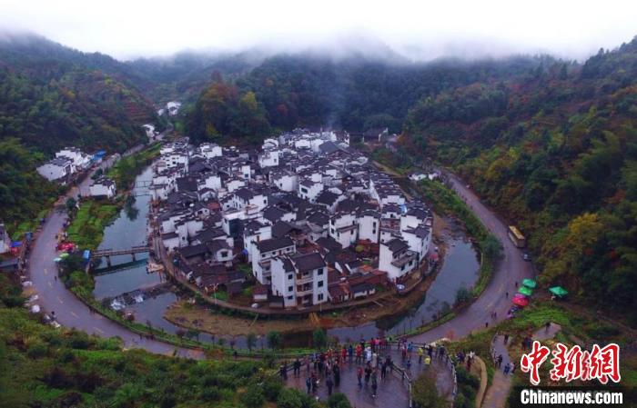 航拍美丽山村江西婺源县大鄣山乡菊径村。村庄山环水绕，小河成大半圆型，被誉为“中国最圆的村庄”。(资料图) 刘占昆 摄