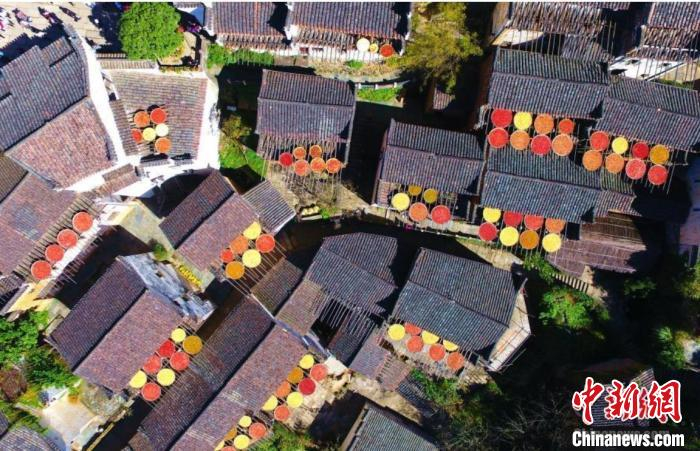 航拍“中国最美乡村”江西婺源县篁岭村独特的“晒秋”农俗景观。(资料图) 刘占昆 摄