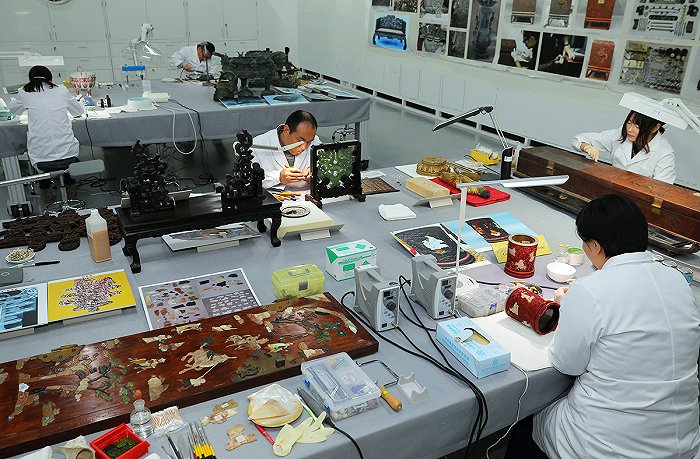 在一系列有关故宫的纪录片受到欢迎及故宫IP化的尝试之后，故宫与普通人之间的情感联结正在愈加紧密。图为故宫文物医院。（图片来源：视觉中国）