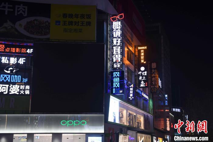 街头黑屏的LED电子屏。　杨华峰 摄