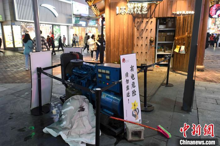 商家用上了发电机自主发电。　杨华峰 摄