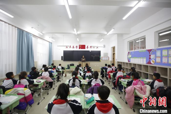 “白鹭学校”开学后的第一堂课 史家铭 摄