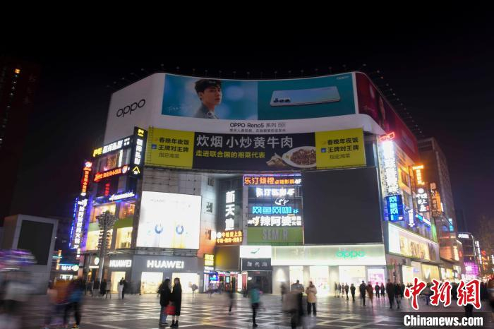 长沙黄兴路步行街的广告牌灯光关闭。　杨华峰 摄