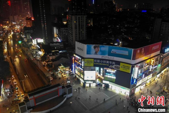 航拍有序用电下的长沙街头。　杨华峰 摄