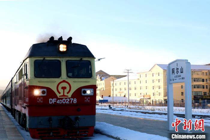 图为“阿尔山号”文化旅游列车缓缓驶入阿尔山站。　张玮 摄