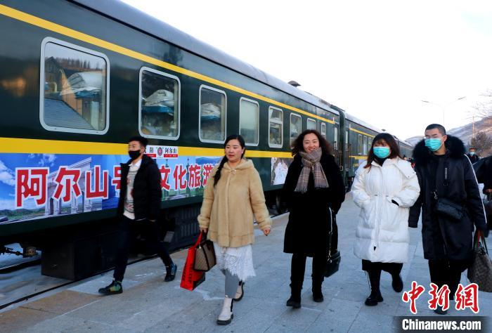 图为乘坐“阿尔山号”的游客。　张玮 摄